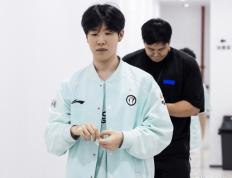 IG入围赛还没开打，新的赞助商已經(jīng)投资，品牌已經(jīng)出现在队服的肩膀上