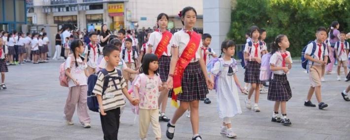 多(duō)图直擊(jī)！惠州開(kāi)学“名场面”→