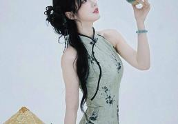 KPL官方解说的解说小鹿，身(shēn)材还是很顶的，旗袍太适合她了！