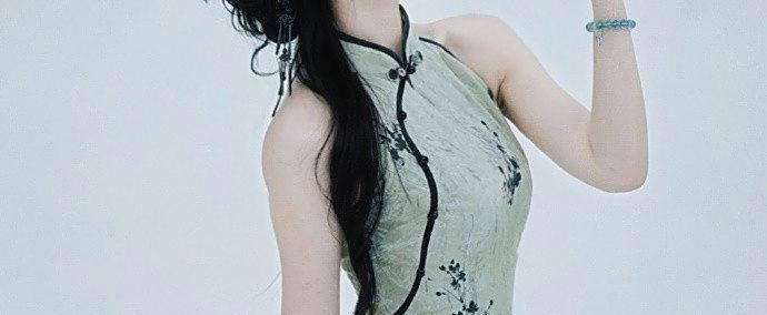 KPL官方解说的解说小鹿，身(shēn)材还是很顶的，旗袍太适合她了！