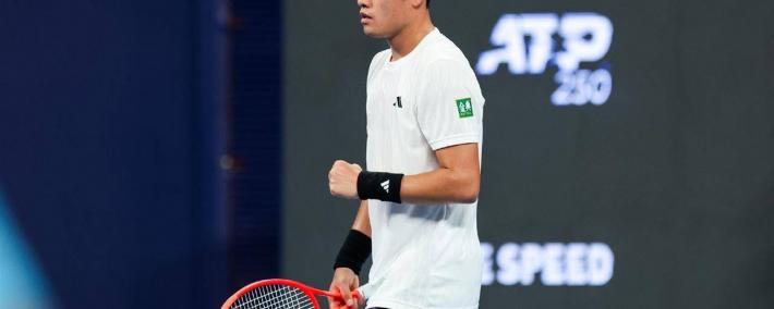 吴易昺哭了！逆转战胜科达，昂首重返巡回赛八强