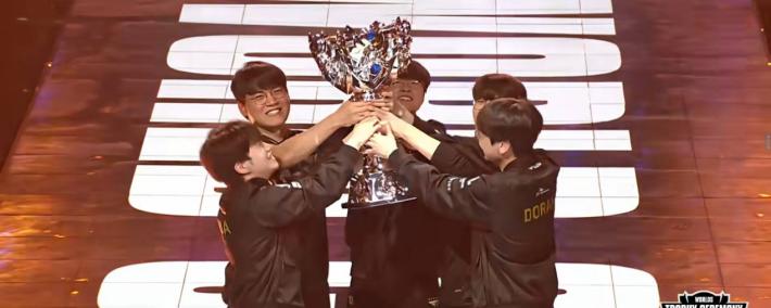 LOL六冠王(wáng)传奇诞生！Faker加里奥登(dēng)场，T1决胜局爆发，创造新神话