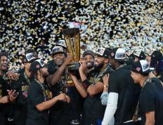 湖人媒体回击季中(zhōng)赛冠军质疑，粉(fěn)丝反驳詹(zhān)姆斯“毫不在乎”言论引热议