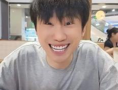 LOL世界冠军打刀塔被虐泉(quán)？Doinb带4个前職(zhí)业，被怀疑是人机！