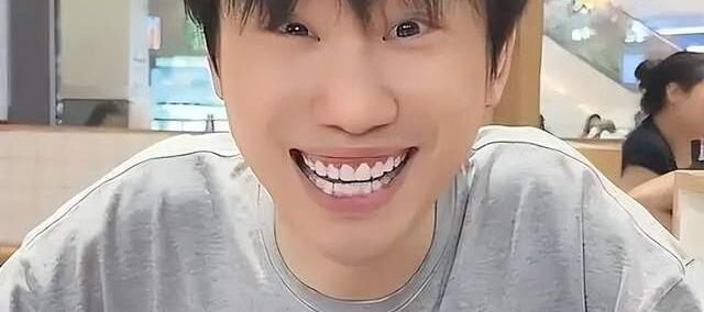 LOL世界冠军打刀塔被虐泉(quán)？Doinb带4个前職(zhí)业，被怀疑是人机！