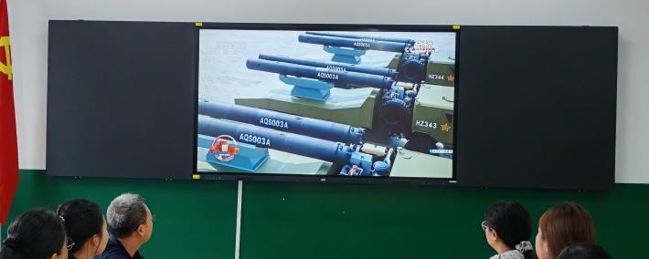 觀(guān)閲(yuè)兵盛典 燃爱国之心(xīn)