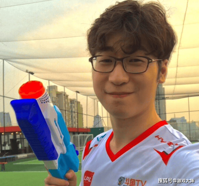 LPL终于涨工资了，王多多曝(pù)光如今解說(shuō)工资，管泽元收入最高