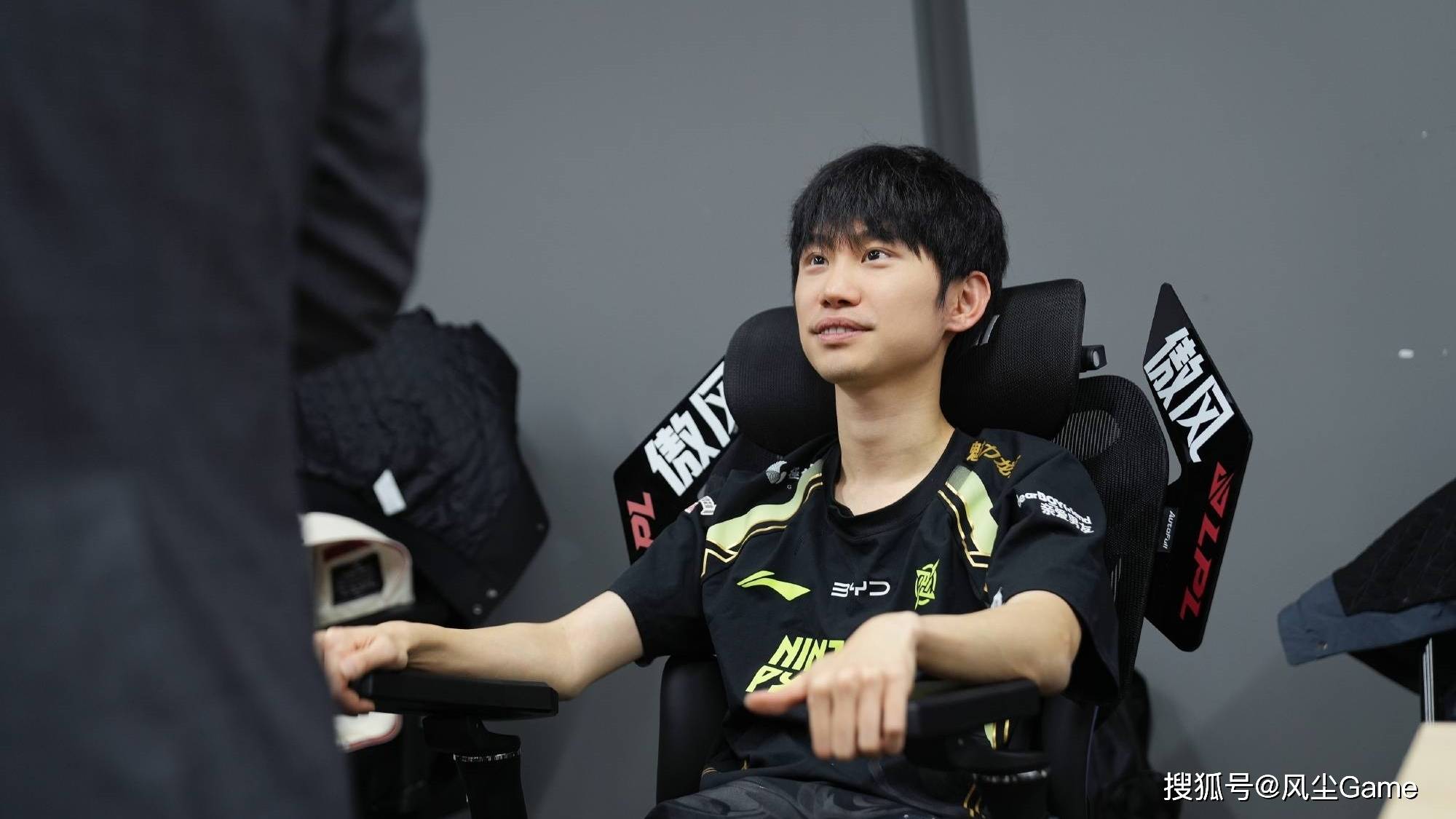 LOL換(huàn)线创始人(rén)拿下首胜！赛后采访淚(lèi)洒赛场，自我点評(píng)：烂到流脓