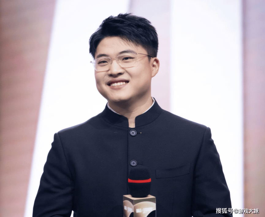 LOL负责人接受采访，對(duì)uzi入选名人堂非常满意，从商业角度看很成功