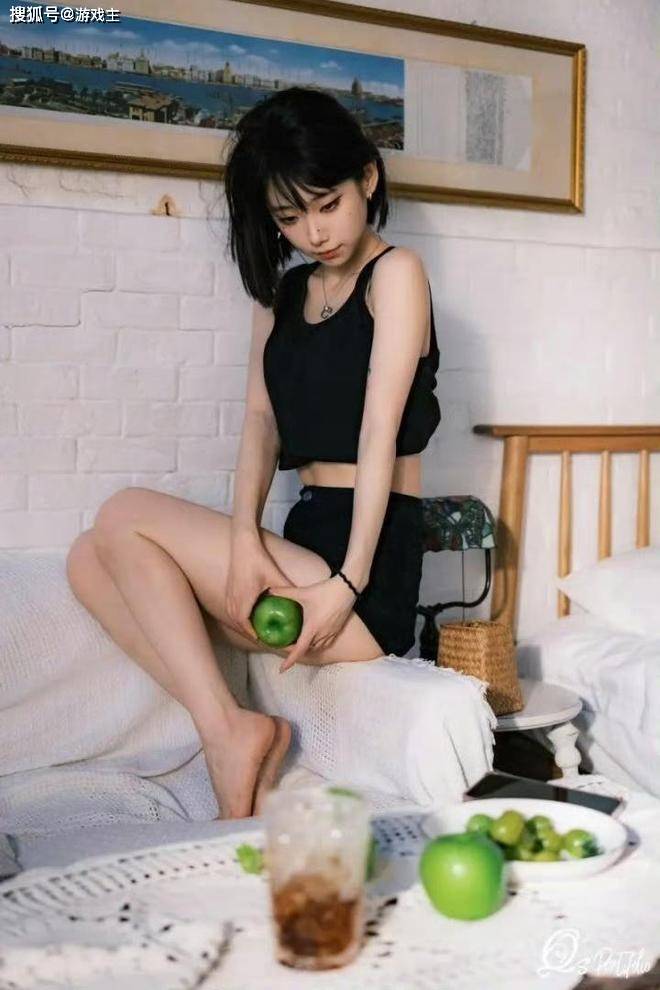 LPL新晋顶级美女主持火了，神似戚薇，解(jiě)说Rita花瓶地位不保