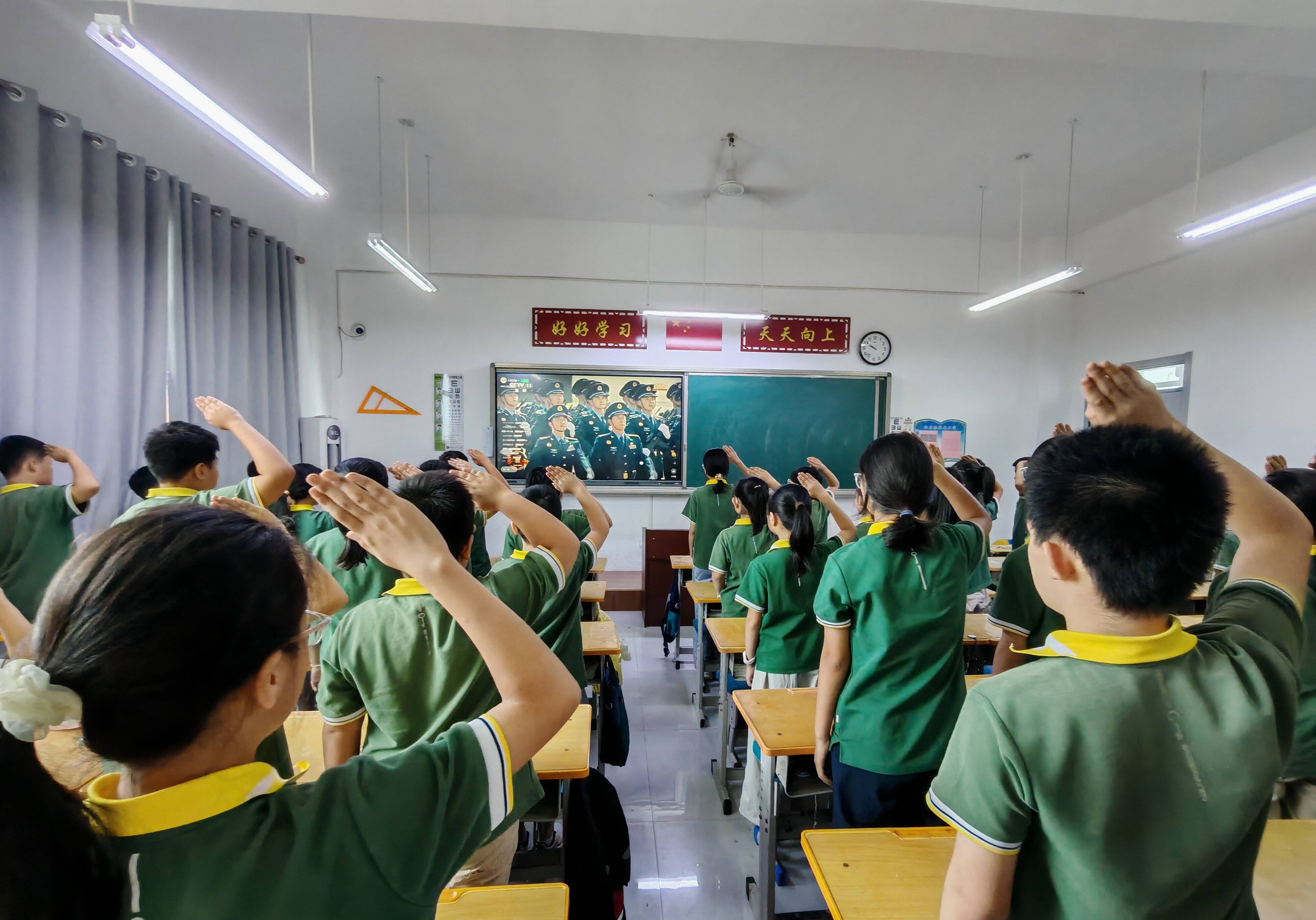 觀(guān)閲(yuè)兵盛典 燃爱国之心(xīn)