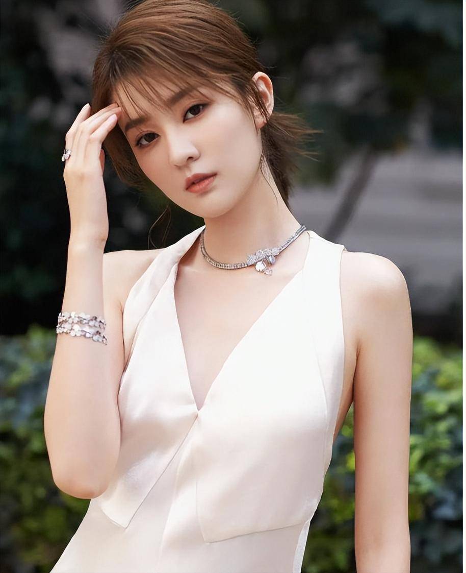 天呐！乔訢(xīn)这波操作太(tài)秀了，500亿豪門(mén)？秘密结婚？这是要(yào)上天！