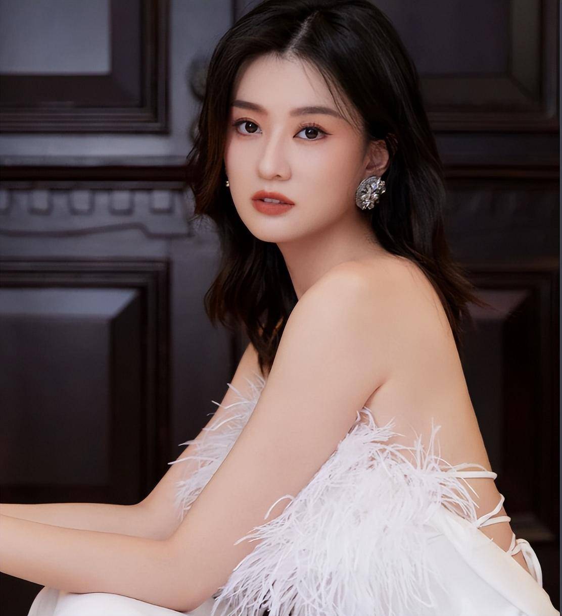 天呐！乔訢(xīn)这波操作太(tài)秀了，500亿豪門(mén)？秘密结婚？这是要(yào)上天！