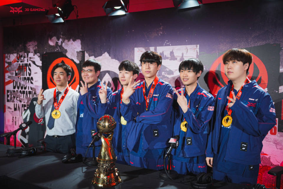 CNCS迎来了久违的冠军！CN.LOL什么时候才(cái)能重铸荣光(guāng)？