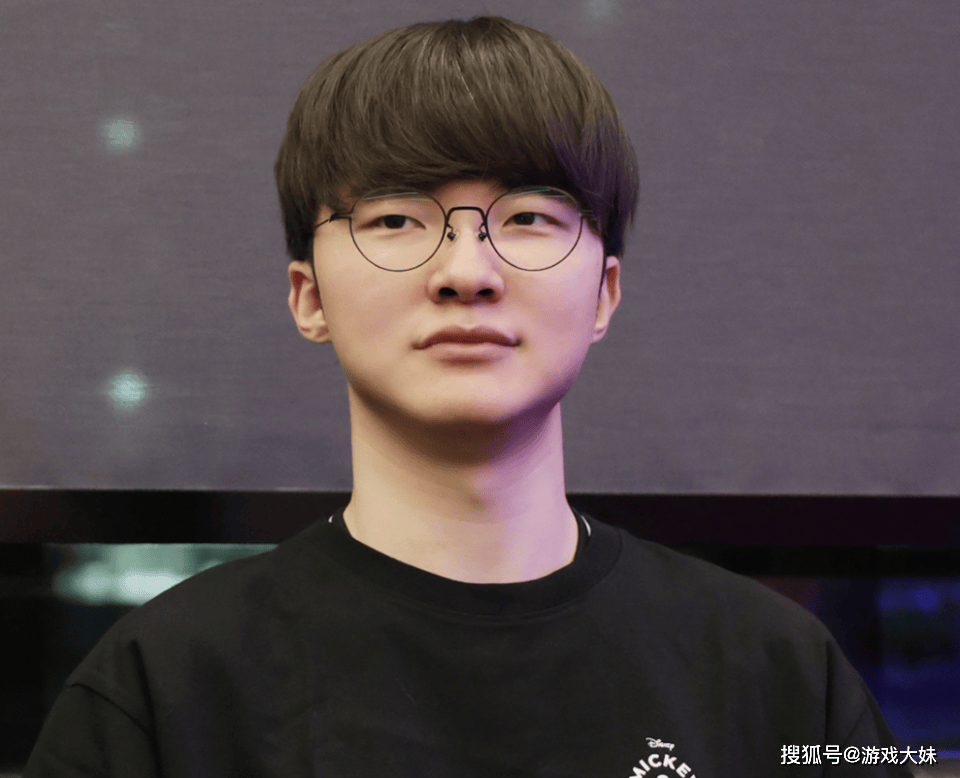 LOL比賽(sài)暂停长达3小时，选手打开直播看比賽(sài)，被(bèi)官方禁賽(sài)处罚