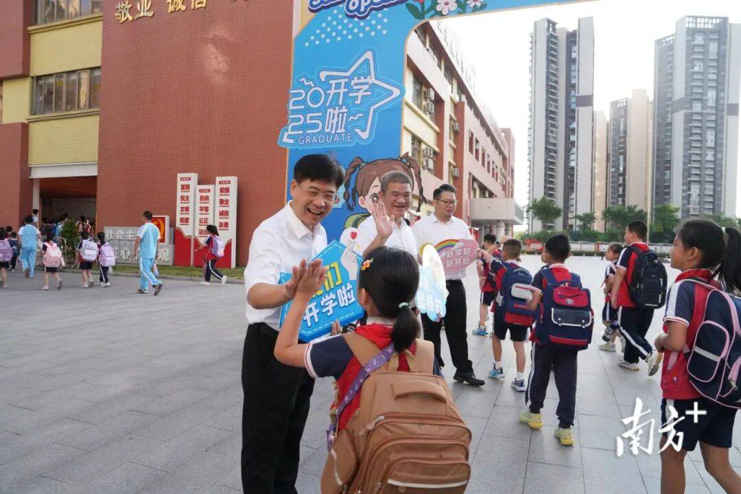 多(duō)图直擊(jī)！惠州開(kāi)学“名场面”→