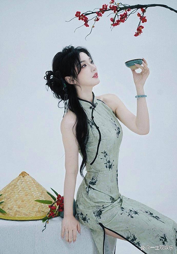 KPL官方解说的解说小鹿,身(shēn)材还是很顶的,旗袍太适合她了!