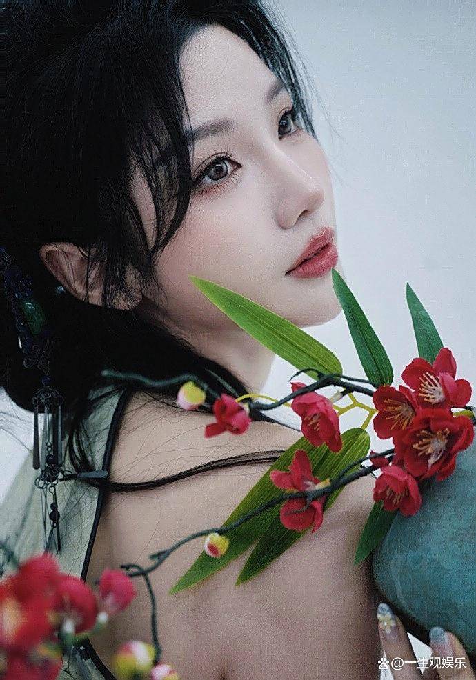 KPL官方解说的解说小鹿,身(shēn)材还是很顶的,旗袍太适合她了!