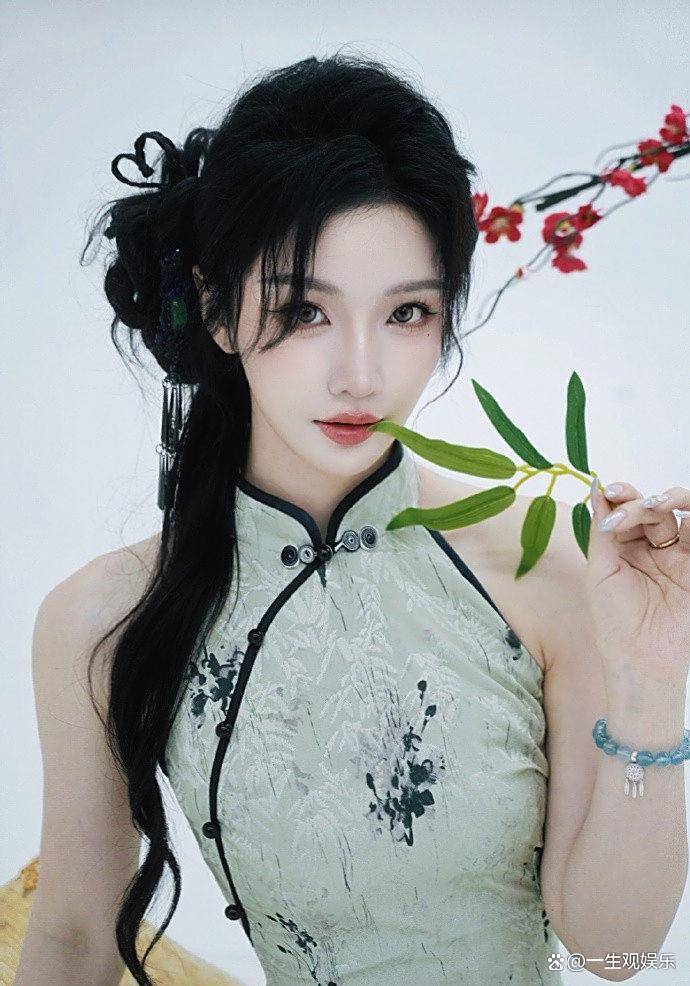 KPL官方解说的解说小鹿,身(shēn)材还是很顶的,旗袍太适合她了!