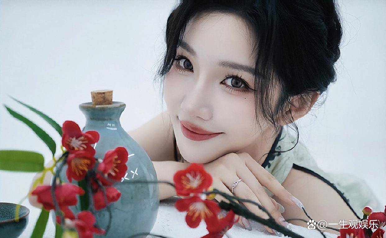 KPL官方解说的解说小鹿,身(shēn)材还是很顶的,旗袍太适合她了!