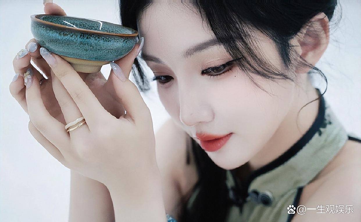 KPL官方解说的解说小鹿,身(shēn)材还是很顶的,旗袍太适合她了!