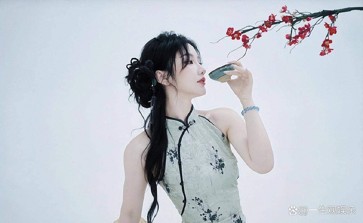 KPL官方解说的解说小鹿,身(shēn)材还是很顶的,旗袍太适合她了!