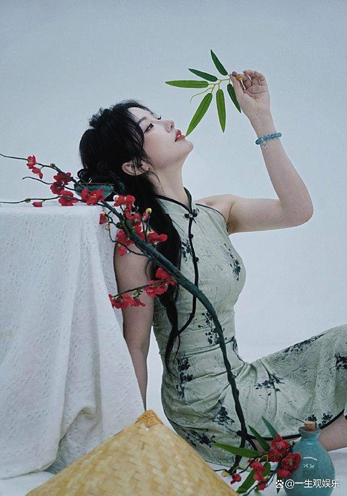 KPL官方解说的解说小鹿,身(shēn)材还是很顶的,旗袍太适合她了!