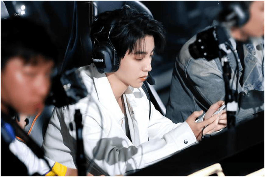 赵露(lù)思变身水晶玫瑰(guī)公(gōng)主，现身LOL手游老友聚会