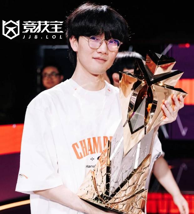 LOL：LPL冬季转会期临近竞拍，JDG重金(jīn)布局意图再造銀(yín)河战舰
