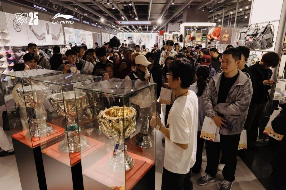 EDG x 李宁奖杯巡展活动开启，我们共同为LPL战队打call！