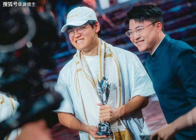 英雄联盟(méng)年度最终全球戰(zhàn)力榜火(huǒ)了，LCK輕(qīng)松包(bāo)揽前四，TES力压BLG