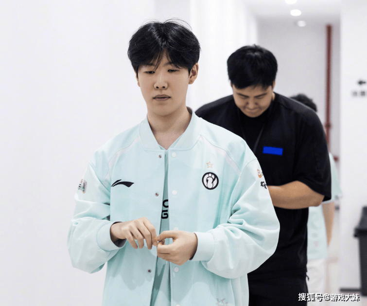 炫神(shén)因骂theshy被处罚，如今认怂，公开道歉希望拿回二路解说权