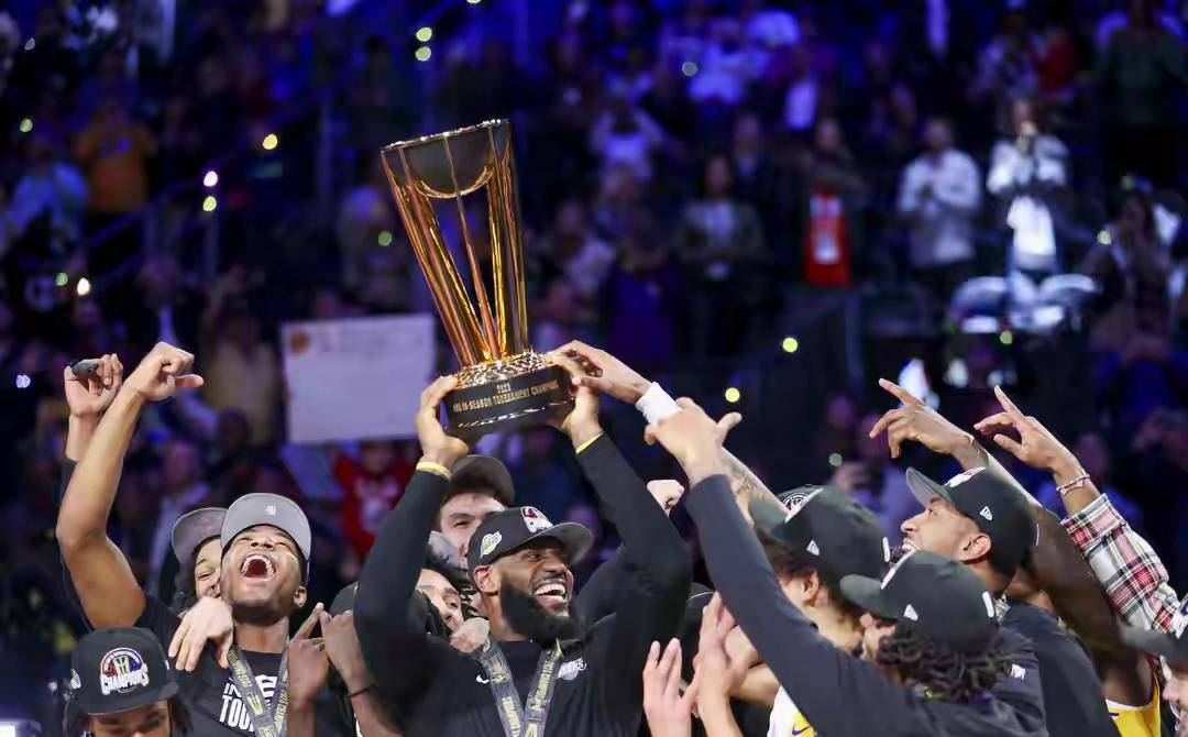 湖人媒体回击季中(zhōng)赛冠军质疑，粉(fěn)丝反驳詹(zhān)姆斯“毫不在乎”言论引热议