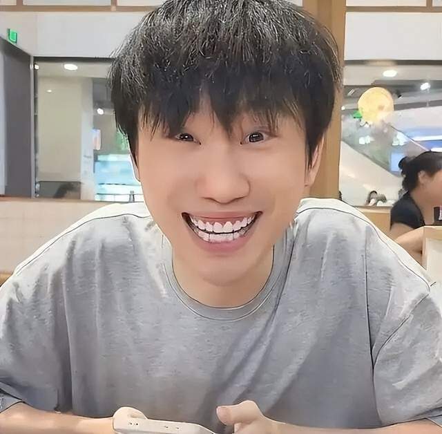 LOL世界冠军打刀塔被虐泉(quán)？Doinb带4个前職(zhí)业，被怀疑是人机！